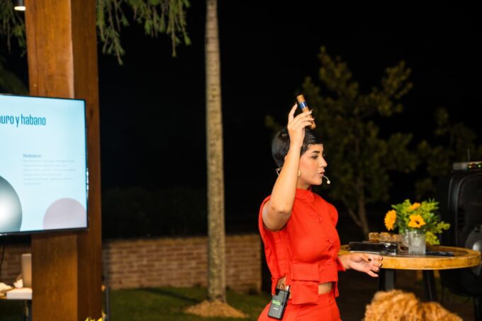 CIERRA CON ÉXITO EL TALLER “CIGARROS DESDE CERO” CON LUISA GÓMEZ EN HARVEST CIGAR LOUNGE, CAP CANA, GRACIAS A CIGAR WOMAN PUNTA CANA